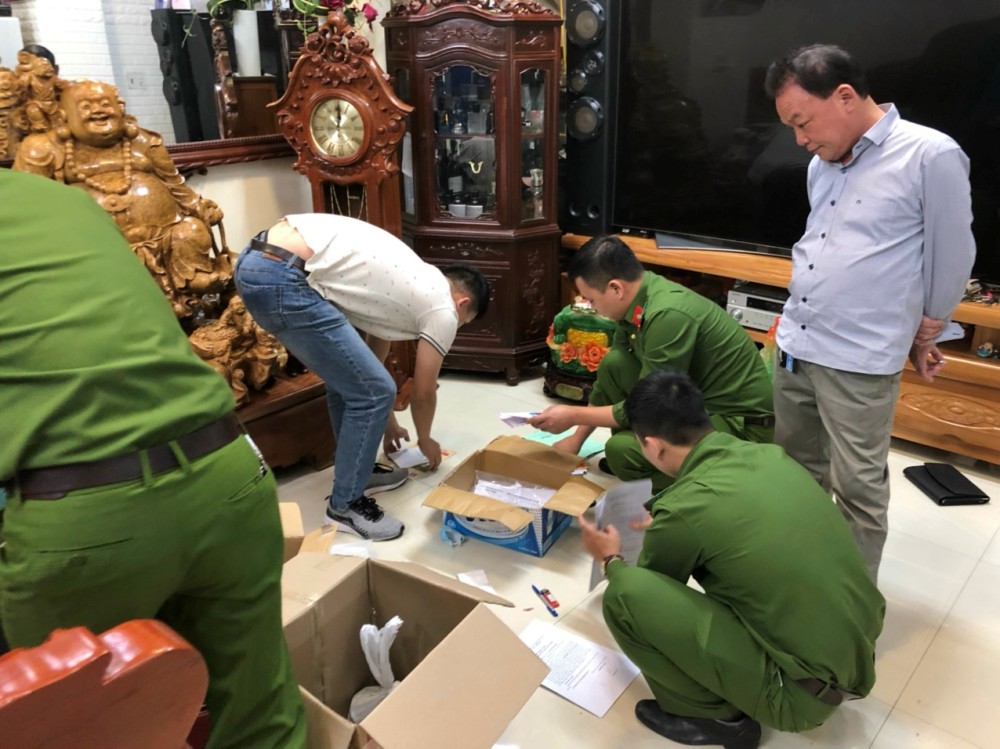 Theo chân bố, 2 con nuôi của đại ca giang hồ Chúc 'Nhị' bị khởi tố Theo chân bố, 2 con nuôi của đại ca giang hồ Chúc 'Nhị' bị khởi tố