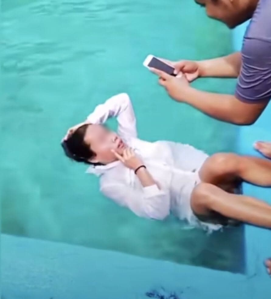 Nhờ bạn trai chụp ảnh sống ảo để đời, cô gái nhận về cái kết không thể tấu hài hơn - 2 Nhờ bạn trai chụp ảnh sống ảo để đời, cô gái nhận về cái kết không thể tấu hài hơn - 2