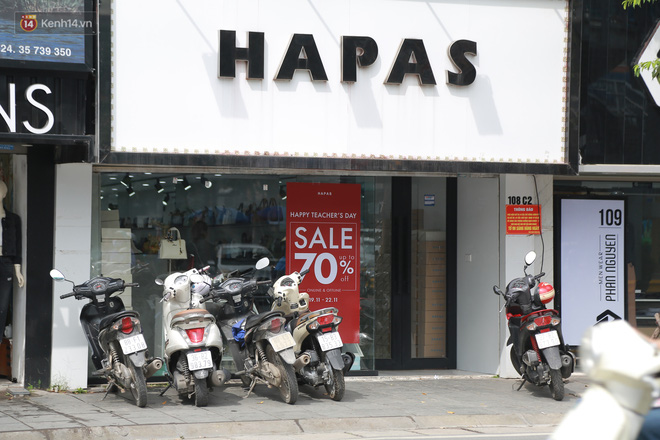 Chùm ảnh: Chưa đến Black Friday, phố thời trang Hà Nội đã đỏ rực biển hiệu siêu giảm giá, có nơi giảm đến 70% - 5 Chùm ảnh: Chưa đến Black Friday, phố thời trang Hà Nội đã đỏ rực biển hiệu siêu giảm giá, có nơi giảm đến 70% - 5