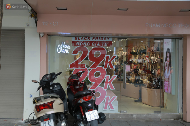 Chùm ảnh: Chưa đến Black Friday, phố thời trang Hà Nội đã đỏ rực biển hiệu siêu giảm giá, có nơi giảm đến 70% - 6 Chùm ảnh: Chưa đến Black Friday, phố thời trang Hà Nội đã đỏ rực biển hiệu siêu giảm giá, có nơi giảm đến 70% - 6