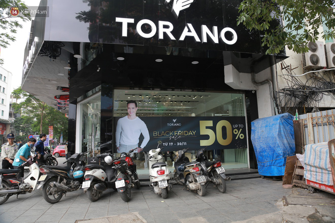 Chùm ảnh: Chưa đến Black Friday, phố thời trang Hà Nội đã đỏ rực biển hiệu siêu giảm giá, có nơi giảm đến 70% - 7 Chùm ảnh: Chưa đến Black Friday, phố thời trang Hà Nội đã đỏ rực biển hiệu siêu giảm giá, có nơi giảm đến 70% - 7
