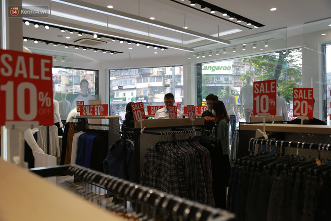 Chùm ảnh: Chưa đến Black Friday, phố thời trang Hà Nội đã đỏ rực biển hiệu siêu giảm giá, có nơi giảm đến 70% - 11 Chùm ảnh: Chưa đến Black Friday, phố thời trang Hà Nội đã đỏ rực biển hiệu siêu giảm giá, có nơi giảm đến 70% - 11