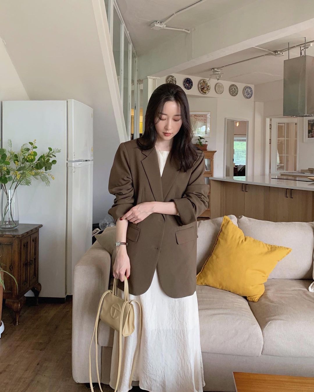 5 kiểu áo cứ khoác ngoài váy trắng là tạo nên set đồ xịn đẹp từ công sở ra phố - 8 5 kiểu áo cứ khoác ngoài váy trắng là tạo nên set đồ xịn đẹp từ công sở ra phố - 8