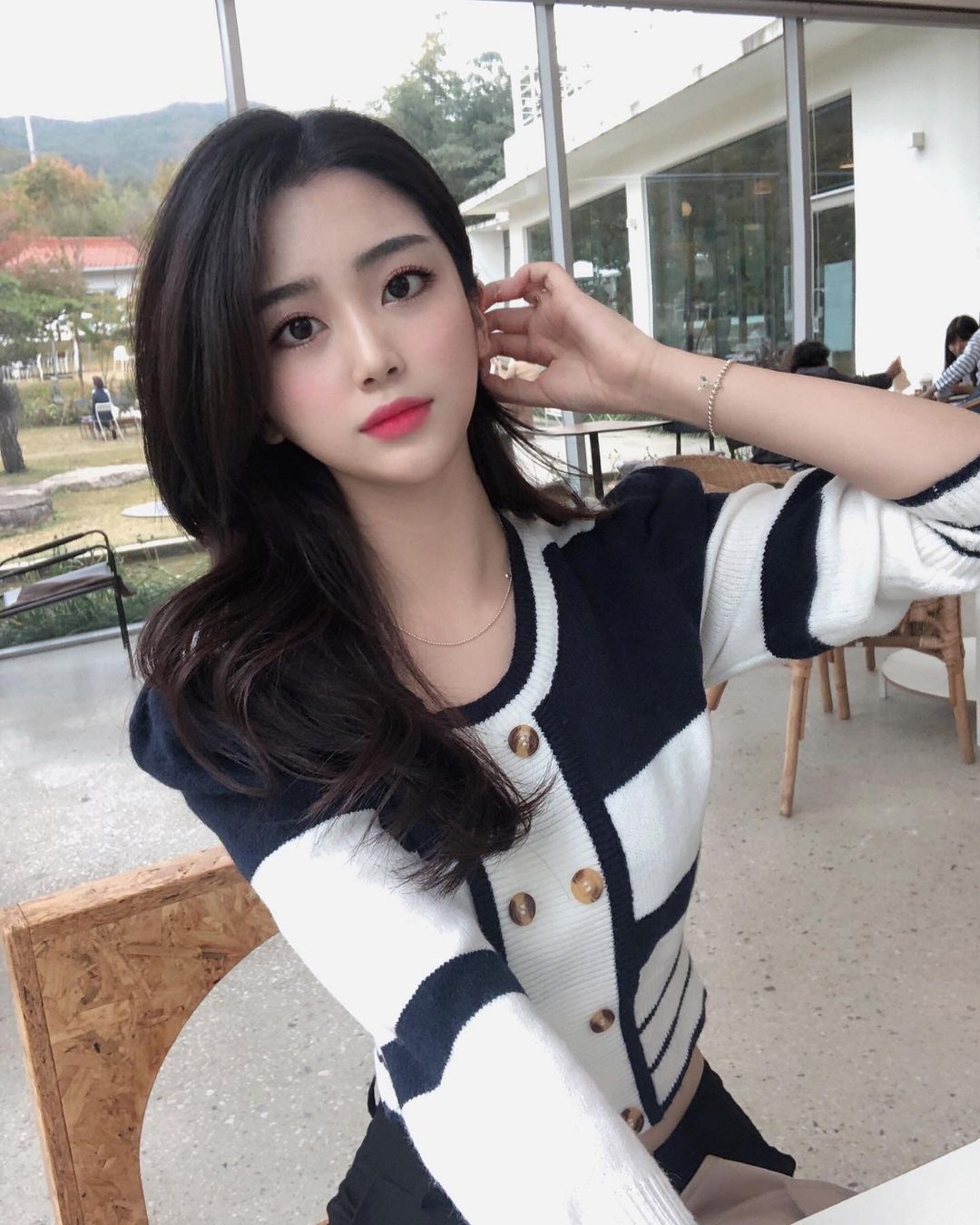 Chẳng cần nhuộm tóc màu mè, chị em vẫn trẻ trung hết nấc khi để tóc tối màu nhờ 4 tip sau - 2 Chẳng cần nhuộm tóc màu mè, chị em vẫn trẻ trung hết nấc khi để tóc tối màu nhờ 4 tip sau - 2
