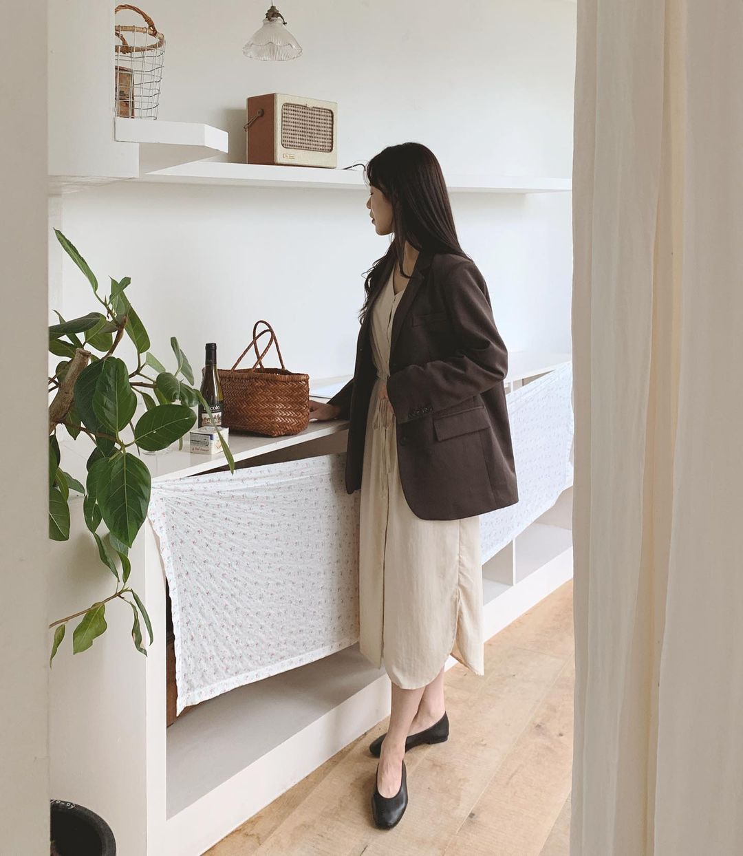 5 kiểu áo cứ khoác ngoài váy trắng là tạo nên set đồ xịn đẹp từ công sở ra phố - 10 5 kiểu áo cứ khoác ngoài váy trắng là tạo nên set đồ xịn đẹp từ công sở ra phố - 10