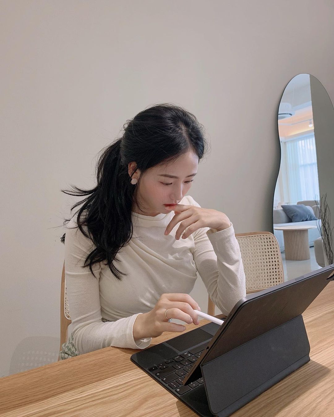 Chẳng cần nhuộm tóc màu mè, chị em vẫn trẻ trung hết nấc khi để tóc tối màu nhờ 4 tip sau Chẳng cần nhuộm tóc màu mè, chị em vẫn trẻ trung hết nấc khi để tóc tối màu nhờ 4 tip sau
