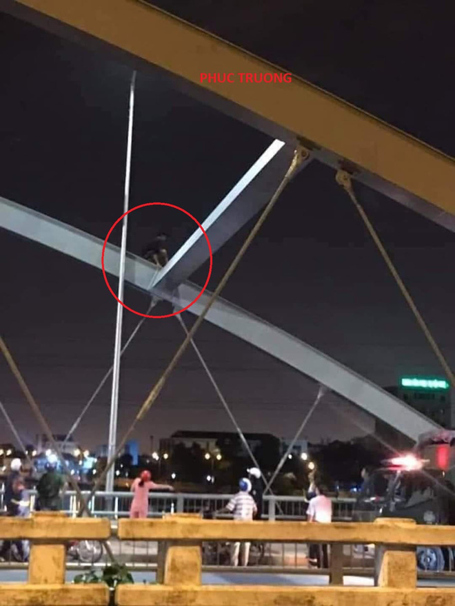 Thanh niên để xe và dép giữa cầu rồi biến mất, tất cả nháo nhác tìm trên sông thì sững người vì cảnh trước mắt - 1 Thanh niên để xe và dép giữa cầu rồi biến mất, tất cả nháo nhác tìm trên sông thì sững người vì cảnh trước mắt - 1