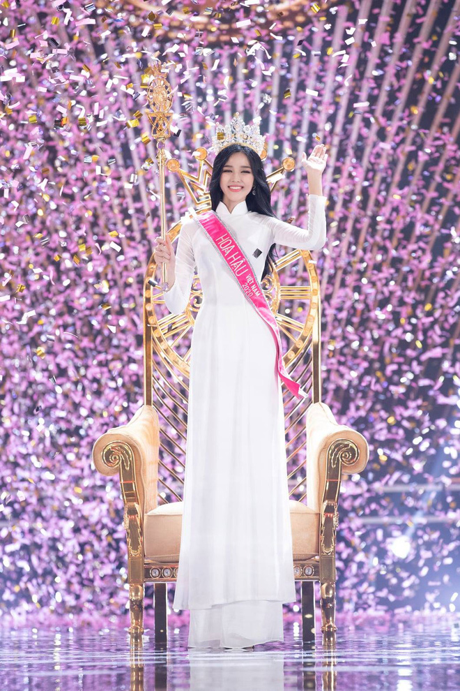 Tân Hoa hậu Đỗ Thị Hà còn có một chị gái, giản dị nhưng chiều cao và nụ cười xinh cũng không thua kém Tân Hoa hậu Đỗ Thị Hà còn có một chị gái, giản dị nhưng chiều cao và nụ cười xinh cũng không thua kém