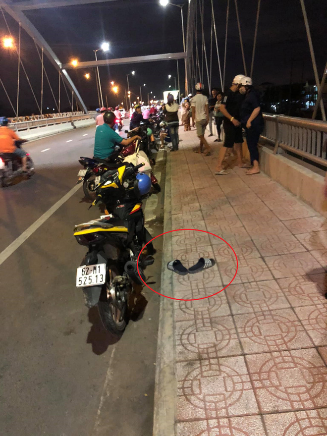 Thanh niên để xe và dép giữa cầu rồi biến mất, tất cả nháo nhác tìm trên sông thì sững người vì cảnh trước mắt Thanh niên để xe và dép giữa cầu rồi biến mất, tất cả nháo nhác tìm trên sông thì sững người vì cảnh trước mắt
