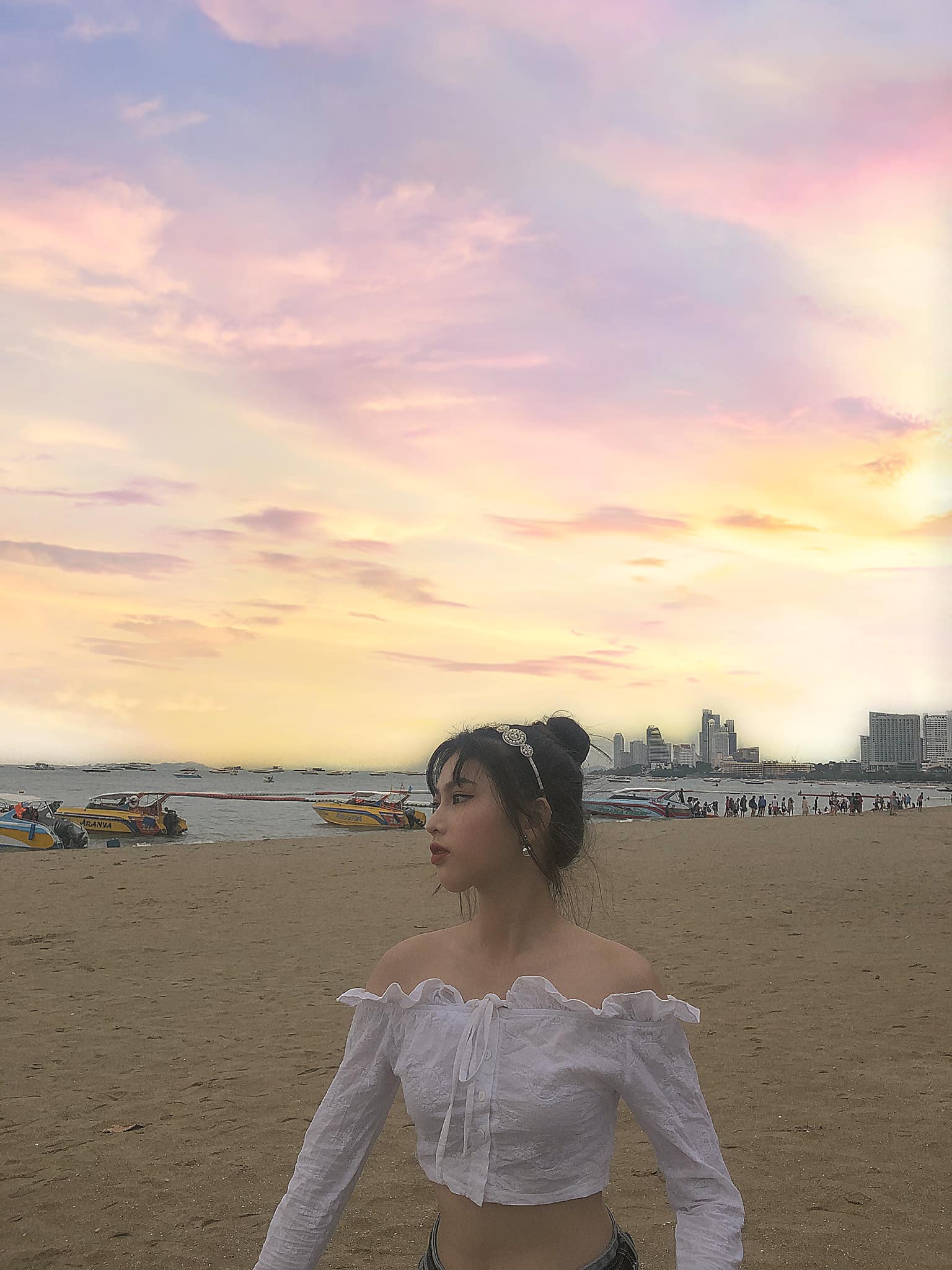 Style đời thường đối nhau chan chát của top 3 HHVN: Người thì sexy, người cá tính, riêng Tân hậu giản dị đến xuề xòa vẫn đẹp mê - 9 Style đời thường đối nhau chan chát của top 3 HHVN: Người thì sexy, người cá tính, riêng Tân hậu giản dị đến xuề xòa vẫn đẹp mê - 9