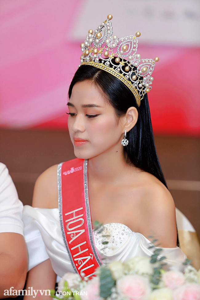 Hoa hậu Việt Nam 2020 lần đầu xuất hiện trước truyền thông: Đỗ Thị Hà đáp trả nghi vấn biết trước kết quả, Á hậu 2 nói về việc từng diễn trong show nội y của Vũ Khắc Tiệp - 2 Hoa hậu Việt Nam 2020 lần đầu xuất hiện trước truyền thông: Đỗ Thị Hà đáp trả nghi vấn biết trước kết quả, Á hậu 2 nói về việc từng diễn trong show nội y của Vũ Khắc Tiệp - 2