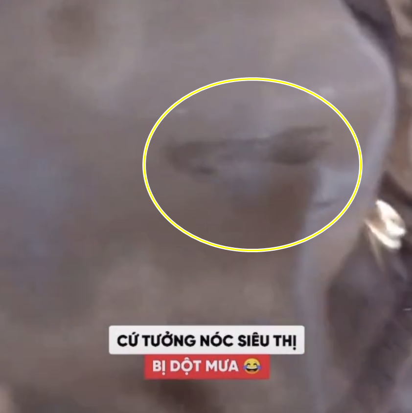 Đang ngồi ăn vặt trong siêu thị bị nước rớt xuống người, cô gái giật mình ngước lên phát hiện 'thủ phạm' đang nhìn mình chằm chặp Đang ngồi ăn vặt trong siêu thị bị nước rớt xuống người, cô gái giật mình ngước lên phát hiện 'thủ phạm' đang nhìn mình chằm chặp
