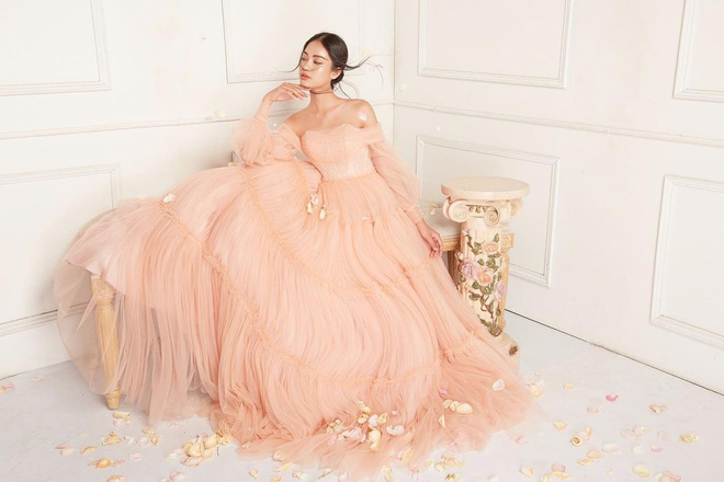 Biểu cảm 'ơ mây zing' của gái đẹp khi chứng kiến Đoàn Văn Hậu lên thẳng sân khấu tặng hoa cho Doãn Hải My - 2 Biểu cảm 'ơ mây zing' của gái đẹp khi chứng kiến Đoàn Văn Hậu lên thẳng sân khấu tặng hoa cho Doãn Hải My - 2