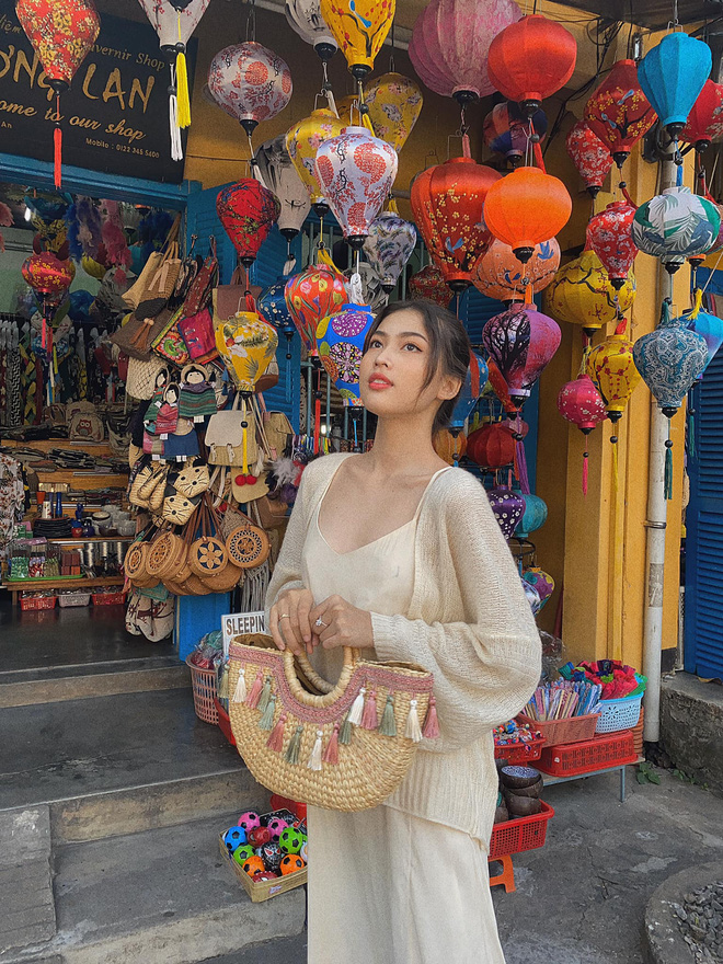 Style đời thường đối nhau chan chát của top 3 HHVN: Người thì sexy, người cá tính, riêng Tân hậu giản dị đến xuề xòa vẫn đẹp mê - 9 Style đời thường đối nhau chan chát của top 3 HHVN: Người thì sexy, người cá tính, riêng Tân hậu giản dị đến xuề xòa vẫn đẹp mê - 9