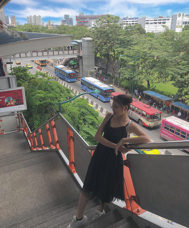 Style đời thường đối nhau chan chát của top 3 HHVN: Người thì sexy, người cá tính, riêng Tân hậu giản dị đến xuề xòa vẫn đẹp mê - 11 Style đời thường đối nhau chan chát của top 3 HHVN: Người thì sexy, người cá tính, riêng Tân hậu giản dị đến xuề xòa vẫn đẹp mê - 11