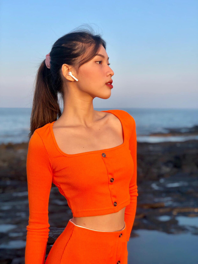 Style đời thường đối nhau chan chát của top 3 HHVN: Người thì sexy, người cá tính, riêng Tân hậu giản dị đến xuề xòa vẫn đẹp mê - 8 Style đời thường đối nhau chan chát của top 3 HHVN: Người thì sexy, người cá tính, riêng Tân hậu giản dị đến xuề xòa vẫn đẹp mê - 8