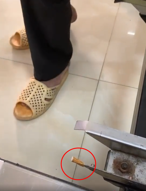 Định can ngăn ông cụ rút bao thuốc ngồi hút giữa bệnh viện, chàng trai ngạc nhiên khi chứng kiến điều vô cùng xúc động sau đó mà cụ đã làm - 2 Định can ngăn ông cụ rút bao thuốc ngồi hút giữa bệnh viện, chàng trai ngạc nhiên khi chứng kiến điều vô cùng xúc động sau đó mà cụ đã làm - 2