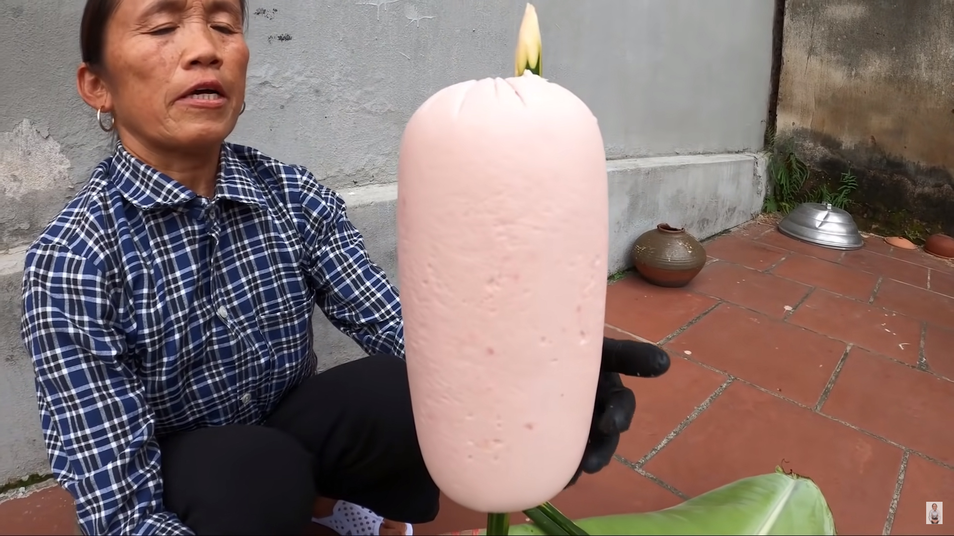 Bà Tân Vlog nổi tiếng với món ăn siêu to khổng lồ, nhưng nay lại tự thừa nhận 'bà làm cái này bị thất bại rồi các cháu ạ' với món cực đơn giản Bà Tân Vlog nổi tiếng với món ăn siêu to khổng lồ, nhưng nay lại tự thừa nhận 'bà làm cái này bị thất bại rồi các cháu ạ' với món cực đơn giản