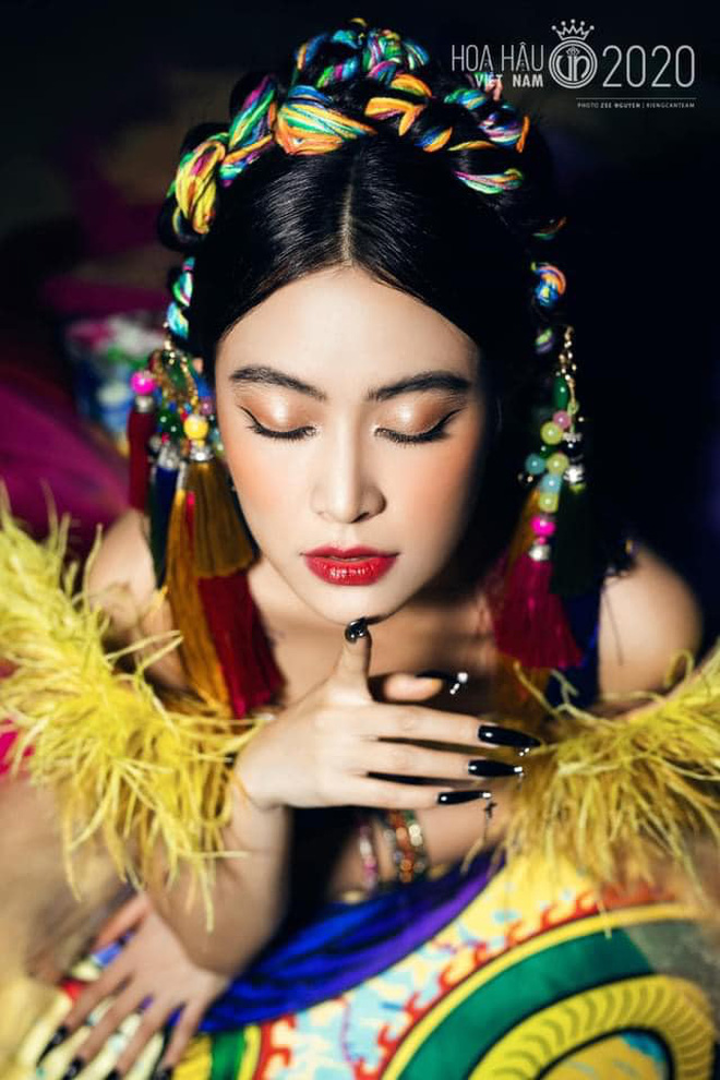 Hoàng Thuỳ Linh gây sốt với ảnh hậu trường Chung kết HHVN 2020, netizen cảm thán: 'Suýt giật spotlight thí sinh thi Hoa hậu rồi!' - 3 Hoàng Thuỳ Linh gây sốt với ảnh hậu trường Chung kết HHVN 2020, netizen cảm thán: 'Suýt giật spotlight thí sinh thi Hoa hậu rồi!' - 3