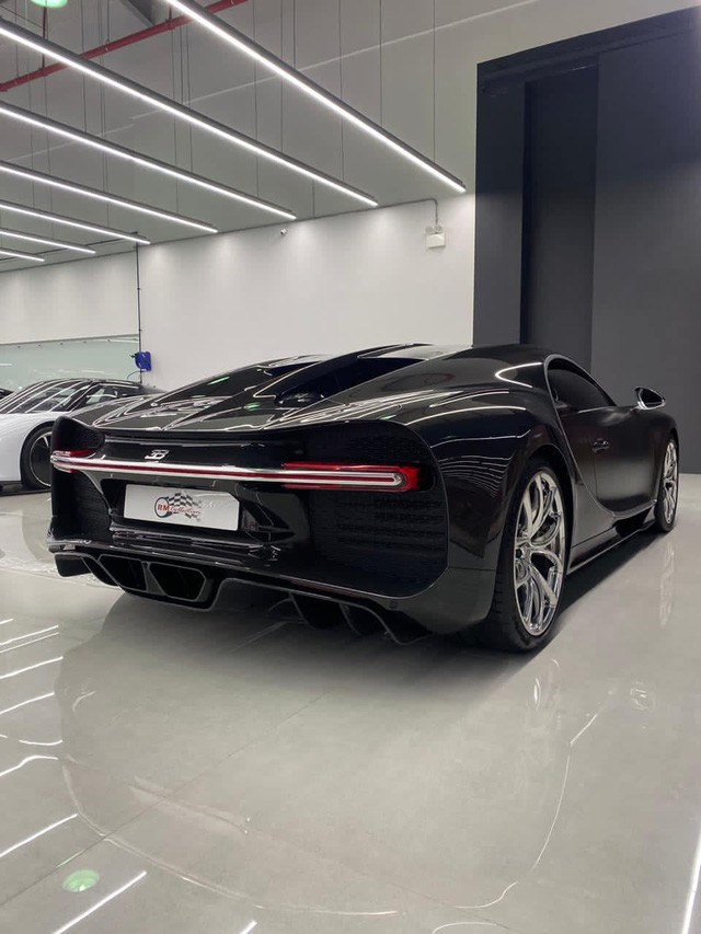 Doanh nghiệp Việt chào bán siêu phẩm Bugatti Chiron: Hàng hiếm với dàn áo carbon, mức giá gần 70 tỷ đồng 'rẻ' sốc - 6 Doanh nghiệp Việt chào bán siêu phẩm Bugatti Chiron: Hàng hiếm với dàn áo carbon, mức giá gần 70 tỷ đồng 'rẻ' sốc - 6