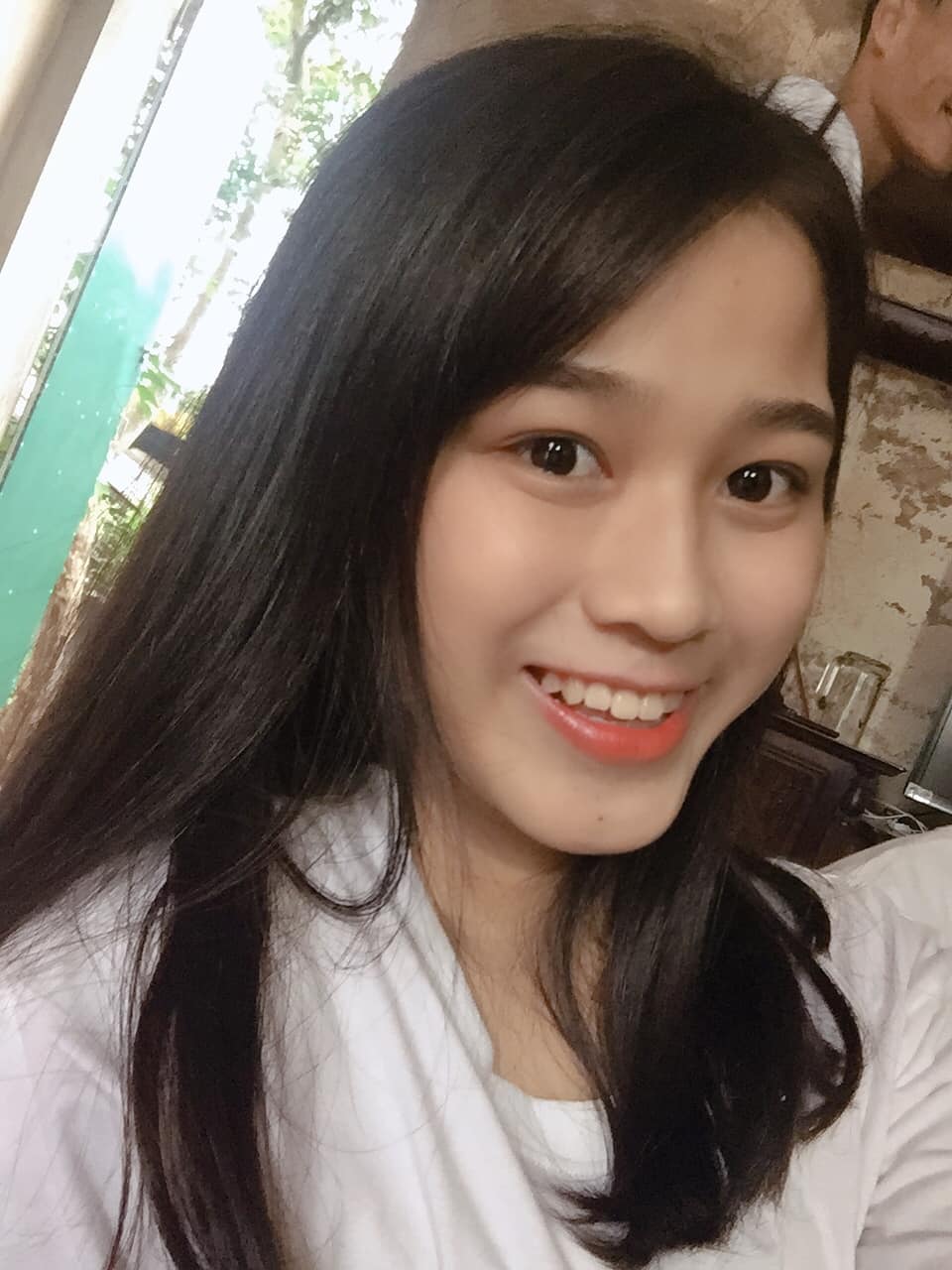 Nàng Tân Hoa hậu 19 tuổi chỉ mê 2 sắc son 'chân ái': Gợi ý ngay cho nàng 4 cây son với màu 'na ná' để có nhan sắc tựa Bông hậu - 10 Nàng Tân Hoa hậu 19 tuổi chỉ mê 2 sắc son 'chân ái': Gợi ý ngay cho nàng 4 cây son với màu 'na ná' để có nhan sắc tựa Bông hậu - 10