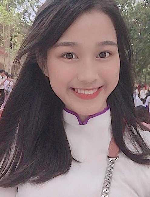 Ảnh tân Hoa hậu Đỗ Thị Hà lấm lem đi cấy gây sốt trên mạng - 6 Ảnh tân Hoa hậu Đỗ Thị Hà lấm lem đi cấy gây sốt trên mạng - 6