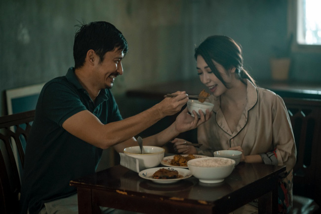 Huy Khánh đập chén, thẳng tay tát Khổng Tú Quỳnh nổ đom đóm mắt - 1 Huy Khánh đập chén, thẳng tay tát Khổng Tú Quỳnh nổ đom đóm mắt - 1