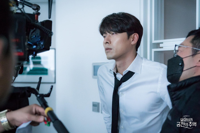 Hyun Bin gây sốt với bộ ảnh khoe cận gương mặt đẹp không góc chết, fan xuýt xoa vì nhan sắc quá cực phẩm - 2 Hyun Bin gây sốt với bộ ảnh khoe cận gương mặt đẹp không góc chết, fan xuýt xoa vì nhan sắc quá cực phẩm - 2