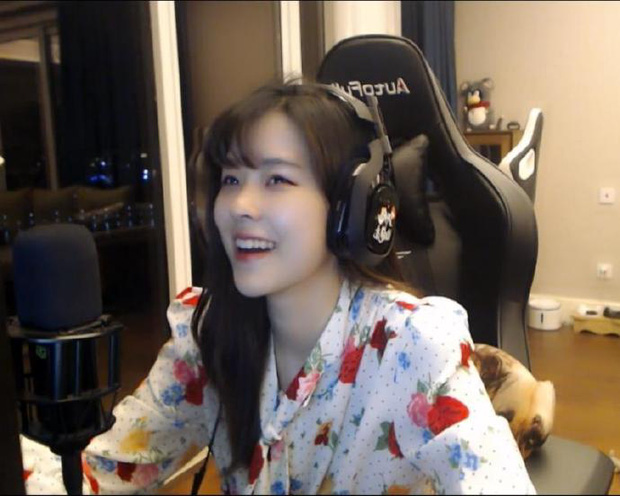 Vô tình bị bắt gặp trong quán ăn, nữ game thủ khiến fan ngỡ ngàng vì quá khác lúc lên sóng - 1 Vô tình bị bắt gặp trong quán ăn, nữ game thủ khiến fan ngỡ ngàng vì quá khác lúc lên sóng - 1