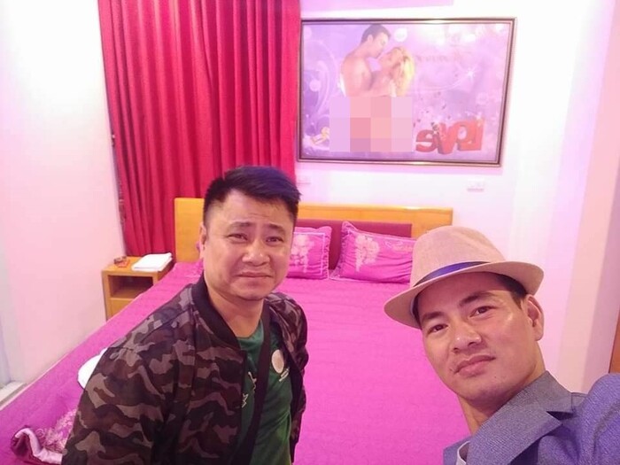 Bị xếp nhầm phòng 'uyên ương', Xuân Bắc - Tự Long hết hồn trước món quà fan đòi tặng Bị xếp nhầm phòng 'uyên ương', Xuân Bắc - Tự Long hết hồn trước món quà fan đòi tặng