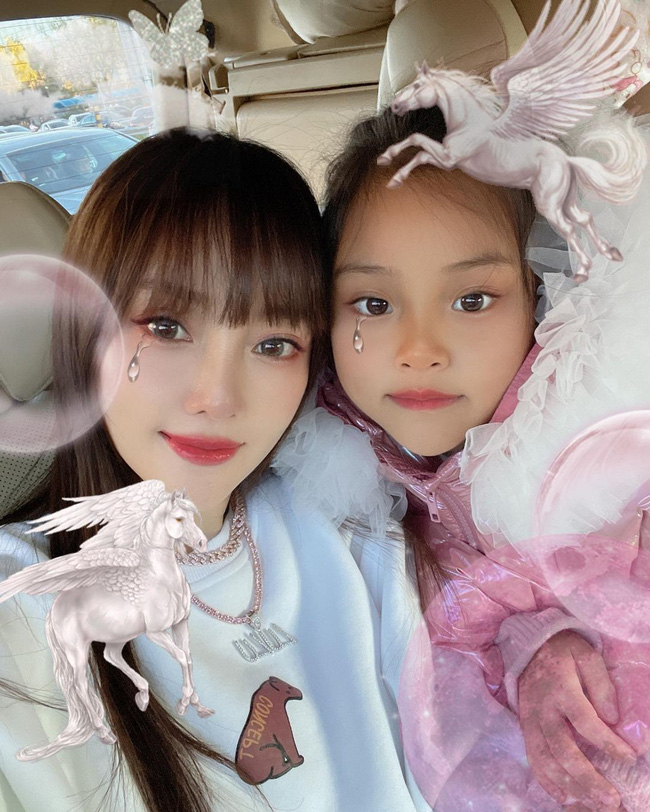 Lý Tiểu Lộ đăng ảnh cùng con gái nhưng Giả Nãi Lượng lại được gọi tên vì điều này - 1 Lý Tiểu Lộ đăng ảnh cùng con gái nhưng Giả Nãi Lượng lại được gọi tên vì điều này - 1