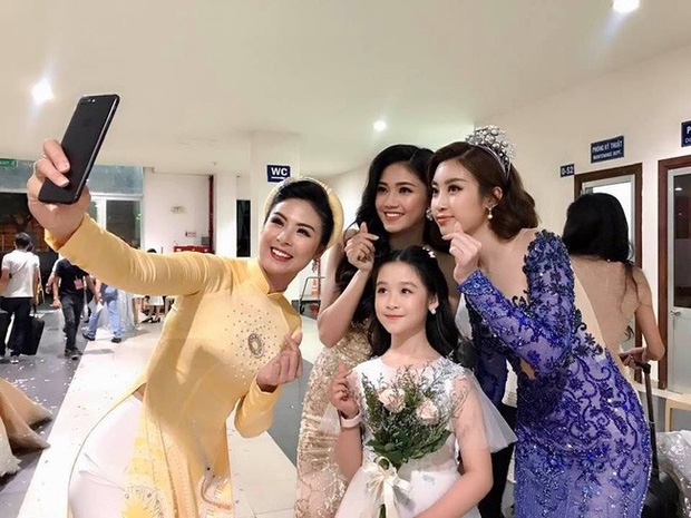 Tiểu mỹ nhân gây chú ý khi đọ sắc với loạt Hoa hậu, profile hoá ra cũng rất xịn sò Tiểu mỹ nhân gây chú ý khi đọ sắc với loạt Hoa hậu, profile hoá ra cũng rất xịn sò