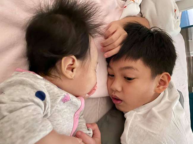 Hà Hồ chia sẻ khoảnh khắc Subeo bế em gái Lisa cực đáng yêu khiến dân tình xuýt xoa khen ngợi - 1 Hà Hồ chia sẻ khoảnh khắc Subeo bế em gái Lisa cực đáng yêu khiến dân tình xuýt xoa khen ngợi - 1