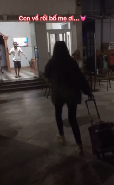 Về thăm nhà không báo trước, cô gái khiến cả nhà bất ngờ, khoảnh khắc người bố chạy ra mừng, ôm chặt lấy con gây xúc động mạnh - 2 Về thăm nhà không báo trước, cô gái khiến cả nhà bất ngờ, khoảnh khắc người bố chạy ra mừng, ôm chặt lấy con gây xúc động mạnh - 2