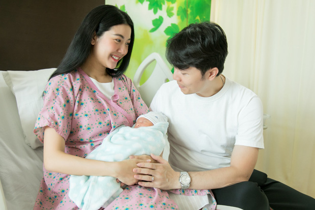 Á hậu Thuý Vân lần đầu công khai cận mặt quý tử đồng thời hé lộ luôn tên thật của bé - 1 Á hậu Thuý Vân lần đầu công khai cận mặt quý tử đồng thời hé lộ luôn tên thật của bé - 1