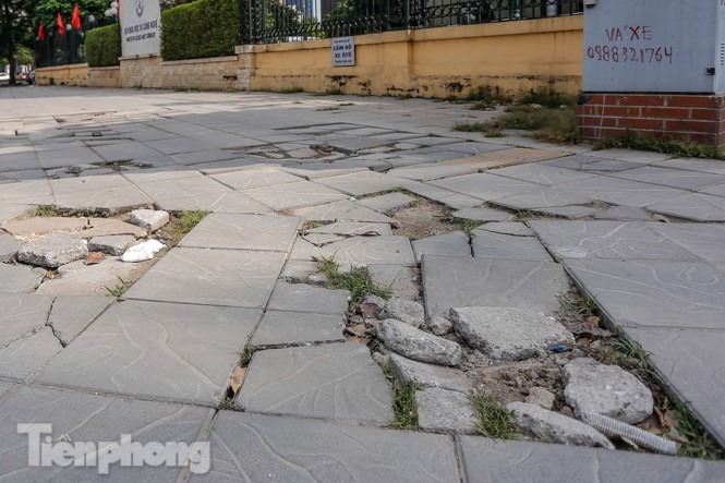 Sau 3 năm lát, đá vỉa hè 'độ bền 70 năm' nhiều nơi vỡ nát - 9 Sau 3 năm lát, đá vỉa hè 'độ bền 70 năm' nhiều nơi vỡ nát - 9
