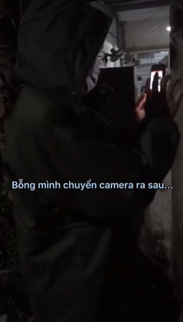 Về thăm nhà không báo trước, cô gái khiến cả nhà bất ngờ, khoảnh khắc người bố chạy ra mừng, ôm chặt lấy con gây xúc động mạnh - 1 Về thăm nhà không báo trước, cô gái khiến cả nhà bất ngờ, khoảnh khắc người bố chạy ra mừng, ôm chặt lấy con gây xúc động mạnh - 1