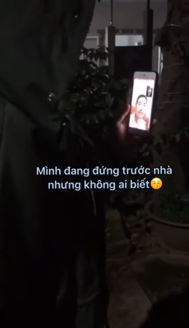 Về thăm nhà không báo trước, cô gái khiến cả nhà bất ngờ, khoảnh khắc người bố chạy ra mừng, ôm chặt lấy con gây xúc động mạnh Về thăm nhà không báo trước, cô gái khiến cả nhà bất ngờ, khoảnh khắc người bố chạy ra mừng, ôm chặt lấy con gây xúc động mạnh