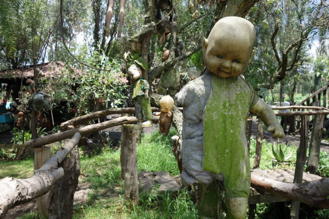 Rùng rợn với hòn đảo có hàng nghìn con búp bê được treo trong tư thế kỳ lạ và câu chuyện khiến ai nghe xong cũng lạnh gáy, ám ảnh đến già - 2 Rùng rợn với hòn đảo có hàng nghìn con búp bê được treo trong tư thế kỳ lạ và câu chuyện khiến ai nghe xong cũng lạnh gáy, ám ảnh đến già - 2