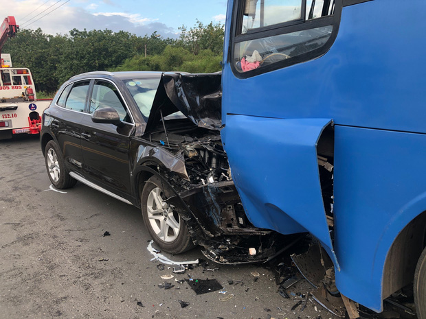 Xế hộp Audi Q5 nát đầu khi tông trực diện xe buýt, nhiều hành khách la hét hoảng loạn - 1 Xế hộp Audi Q5 nát đầu khi tông trực diện xe buýt, nhiều hành khách la hét hoảng loạn - 1