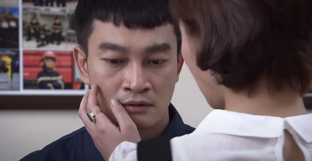 Lửa ấm tập 39: Minh căng thẳng với vợ, thoải mái để tình cũ vuốt ve níu kéo Lửa ấm tập 39: Minh căng thẳng với vợ, thoải mái để tình cũ vuốt ve níu kéo