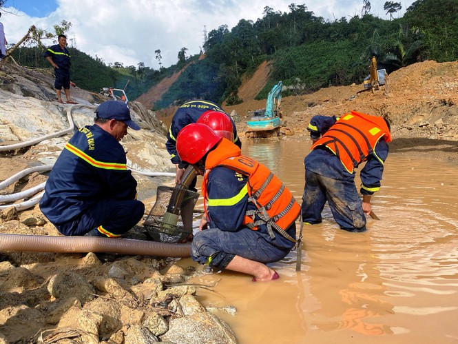 Xem lực lượng cứu hộ hút cạn dòng Rào Trăng, lật đất, bới đá tìm người mất tích - 10 Xem lực lượng cứu hộ hút cạn dòng Rào Trăng, lật đất, bới đá tìm người mất tích - 10