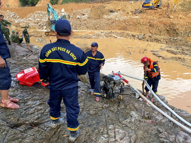 Xem lực lượng cứu hộ hút cạn dòng Rào Trăng, lật đất, bới đá tìm người mất tích - 4 Xem lực lượng cứu hộ hút cạn dòng Rào Trăng, lật đất, bới đá tìm người mất tích - 4