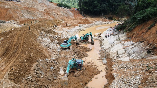 Xem lực lượng cứu hộ hút cạn dòng Rào Trăng, lật đất, bới đá tìm người mất tích - 6 Xem lực lượng cứu hộ hút cạn dòng Rào Trăng, lật đất, bới đá tìm người mất tích - 6