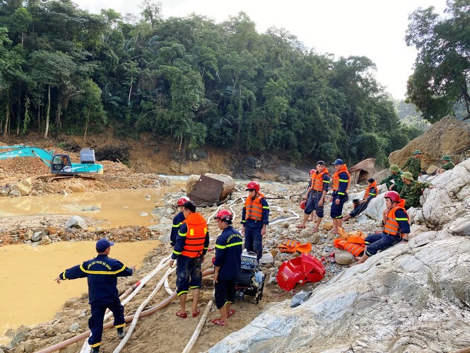 Xem lực lượng cứu hộ hút cạn dòng Rào Trăng, lật đất, bới đá tìm người mất tích - 7 Xem lực lượng cứu hộ hút cạn dòng Rào Trăng, lật đất, bới đá tìm người mất tích - 7