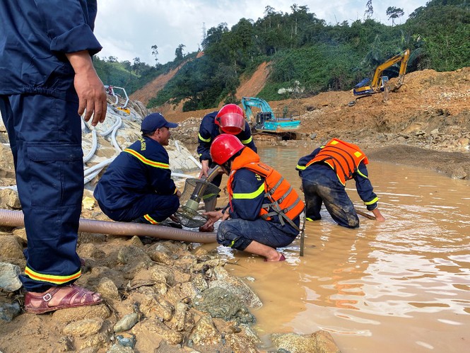 Xem lực lượng cứu hộ hút cạn dòng Rào Trăng, lật đất, bới đá tìm người mất tích - 8 Xem lực lượng cứu hộ hút cạn dòng Rào Trăng, lật đất, bới đá tìm người mất tích - 8