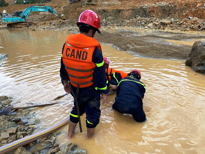 Xem lực lượng cứu hộ hút cạn dòng Rào Trăng, lật đất, bới đá tìm người mất tích - 9 Xem lực lượng cứu hộ hút cạn dòng Rào Trăng, lật đất, bới đá tìm người mất tích - 9