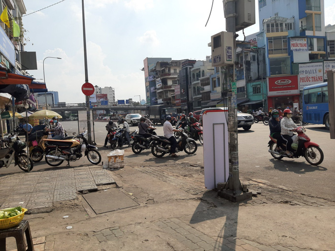 Cô gái gọi người nhà đến đánh CSGT, 'giải cứu' bạn trai khi bị yêu cầu dừng xe kiểm tra - 1 Cô gái gọi người nhà đến đánh CSGT, 'giải cứu' bạn trai khi bị yêu cầu dừng xe kiểm tra - 1