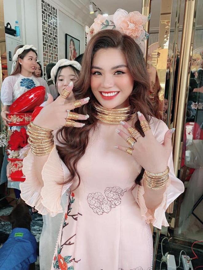Dân tình xôn xao với hình ảnh cô dâu chú rể vàng đeo trĩu cổ, tiền cầm nặng tay: Thế này thì ai mà chẳng muốn cưới! Dân tình xôn xao với hình ảnh cô dâu chú rể vàng đeo trĩu cổ, tiền cầm nặng tay: Thế này thì ai mà chẳng muốn cưới!