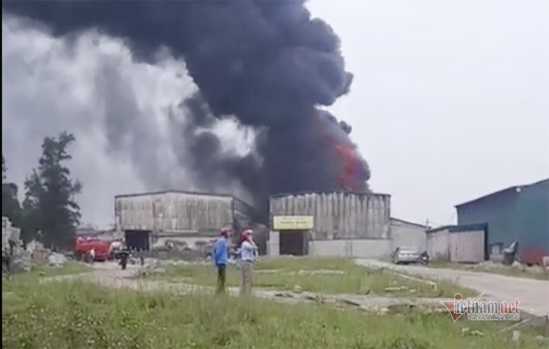 Video ảnh: Khói lửa cuồn cuộn bốc lên từ kho sơn PU ở Nghệ An - 2 Video ảnh: Khói lửa cuồn cuộn bốc lên từ kho sơn PU ở Nghệ An - 2